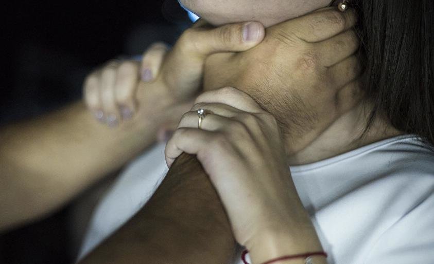 Камчатский Отелло чуть не задушил несовершеннолетнюю жену 